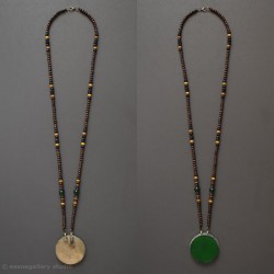 گردنبند دست ساز چوب و سنگ جید با قاب پلاک پشت بسته ورشو طرح دایره نگین شیشه سبز حکاکی برجسته آیه الکرسی کد:317.2